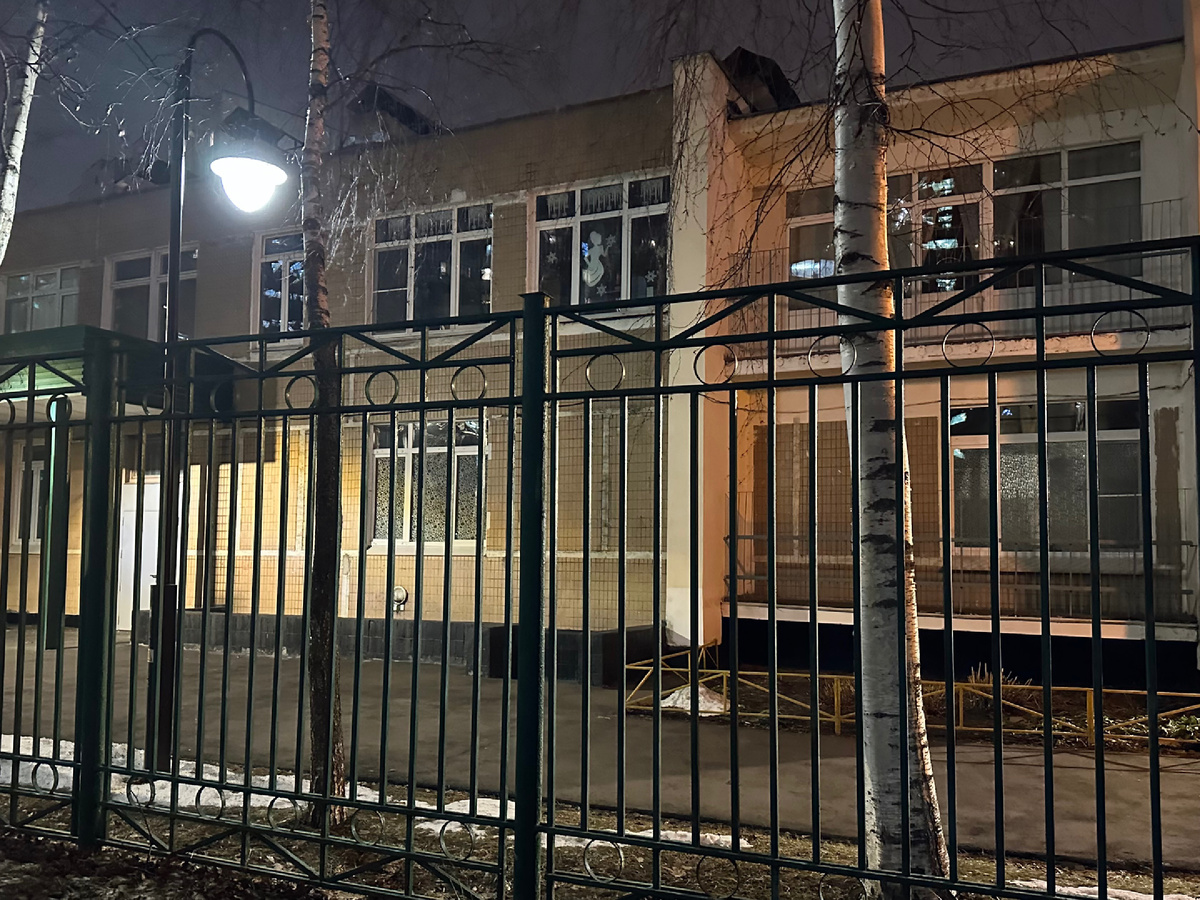 Днем мы с дочкой гуляли (у меня же снова удаленка 😬) и прошли мимо нашего сада. Взгляд мой зацепился за то, что около нашего корпуса было припарковано всего 4 коляски… Может, не только наша группа болеет почти полным составом?