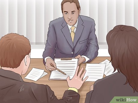 Дарение только через нотариуса?

Отныне подарить другому, даже очень родному и близкому человеку недвижимость можно только через нотариуса. Соответствующие поправки в Гражданский кодекс вступили в силу 13 января.
Новые нормы призваны прежде всего защитить граждан. Потому что мошенники часто пользуются тем, что квартиру у нас слишком просто переоформить. До сих пор можно было прийти в МФЦ, что-то подписать и тут же оказаться бездомным. Но теперь аферисты уже не смогут оформлять, образно говоря, на коленке договоры о дарении недвижимости и заставлять доверчивых граждан подписывать их не глядя. Нотариус проследит, чтобы все было честно и владелец квартиры понимал, что происходит.
Защитит ли данный закон граждан от квартирных мошенников?                               
