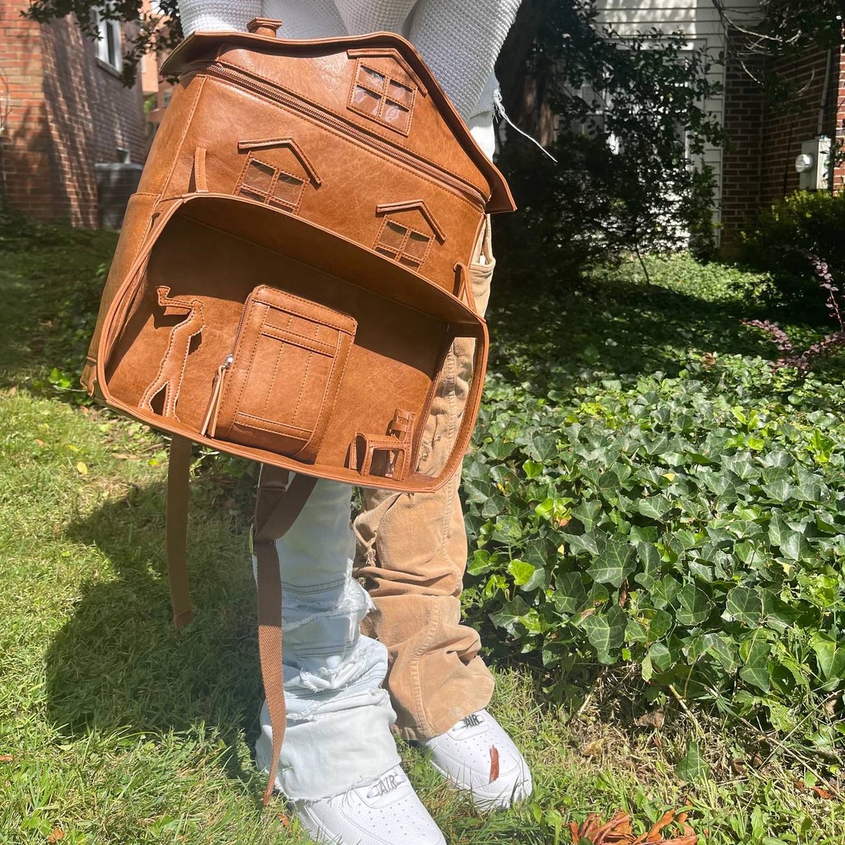 Бренд «Дача» представил рюкзак в виде деревенского дома