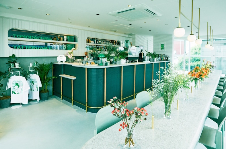 Вот один длинный стол, чтобы гости и между собой могли подружиться