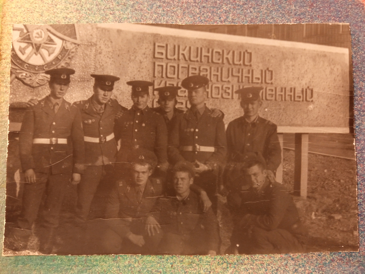 Михалев, Чалов, Фесько, Норовков, 2х не помню ф.  Второй ряд Пермяков, Комаров сожрал 2 кг общаковских карамелек за два часа)).  Фрося- деды говорили у нас 14 сыновей и одна дочь...