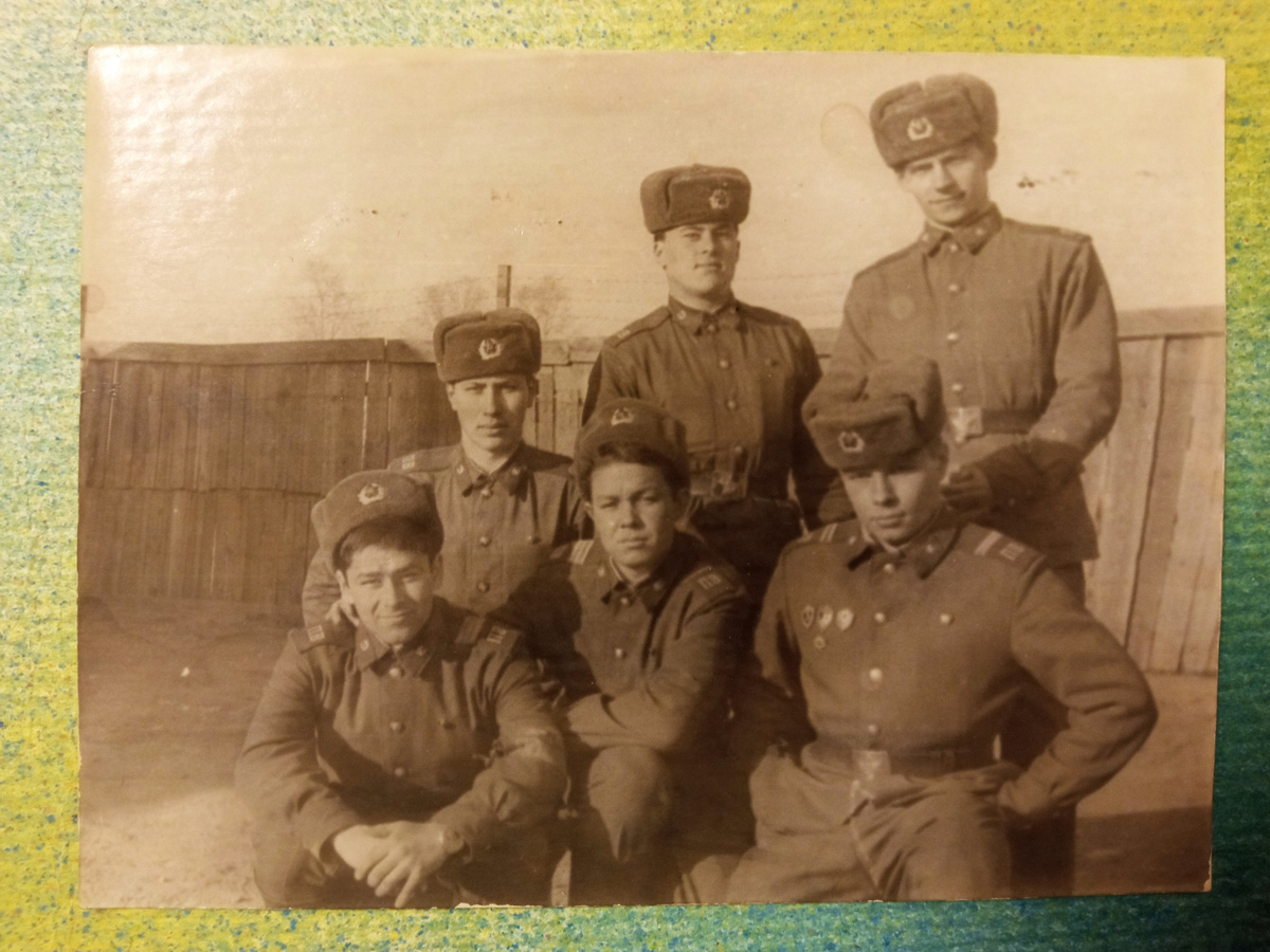 Учебный пункт Бикин. Чалов, я, Норовков. Сержант связи, ф. не помню. второй наш)) память выскочит напишу.)) третий Ясашных.