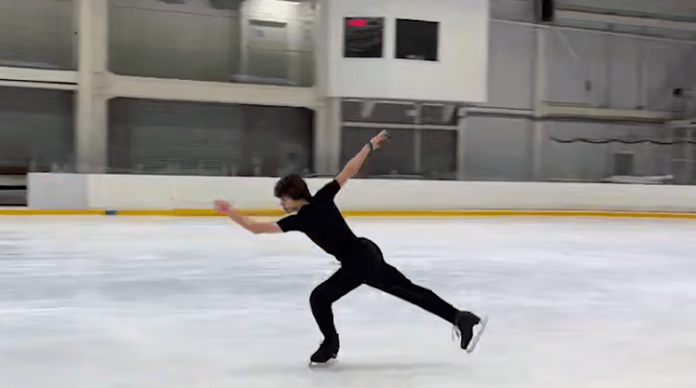     Владислав Дикиджи исполняет «Самый интересный каскад». Скриншот с видео. Ист. — ТГ-канал «Лига чемпионов. Фигурное катание»  Фотография взята из открытых источников.