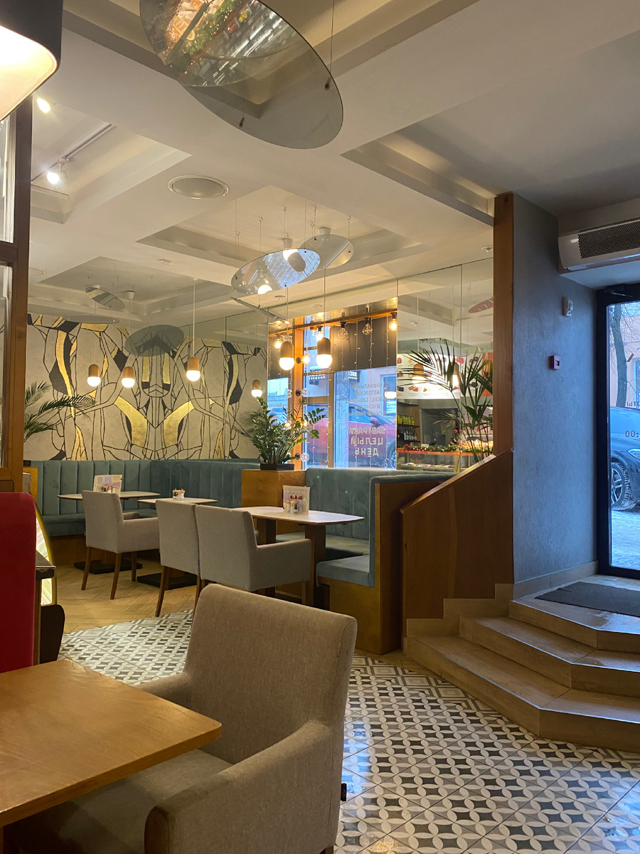 Внутри кафе-эклерной «Блеск», фото автора. 