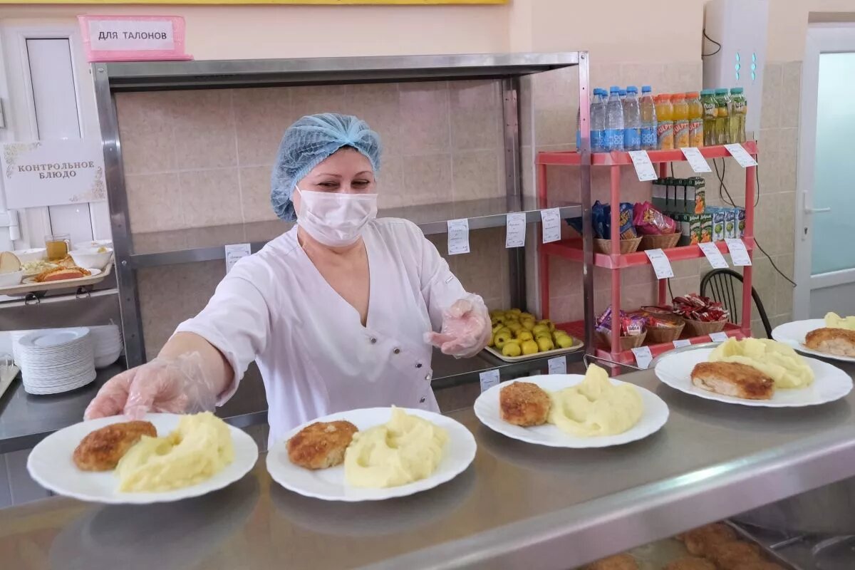 Котлеты не были забыты и после развала СССР, оставаясь одним из символов отечественной централизованной системы питания.
Фото: Михаил Ступин