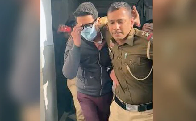 Полиция выводит из самолета описавшего салон индуса в 2023 году