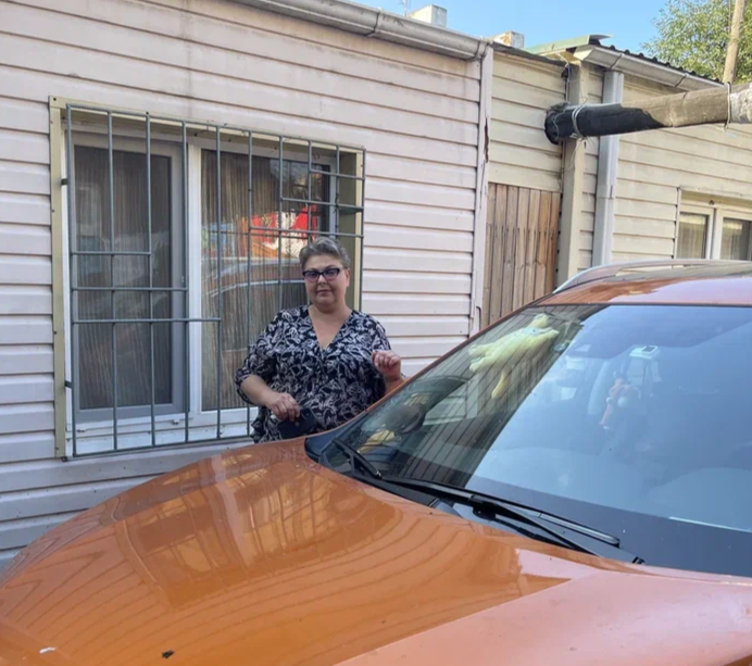 Мама рядом с машиной. На заднем фоне, кстати, что-то вроде кухни, где хозяева готовили и кормили гостей