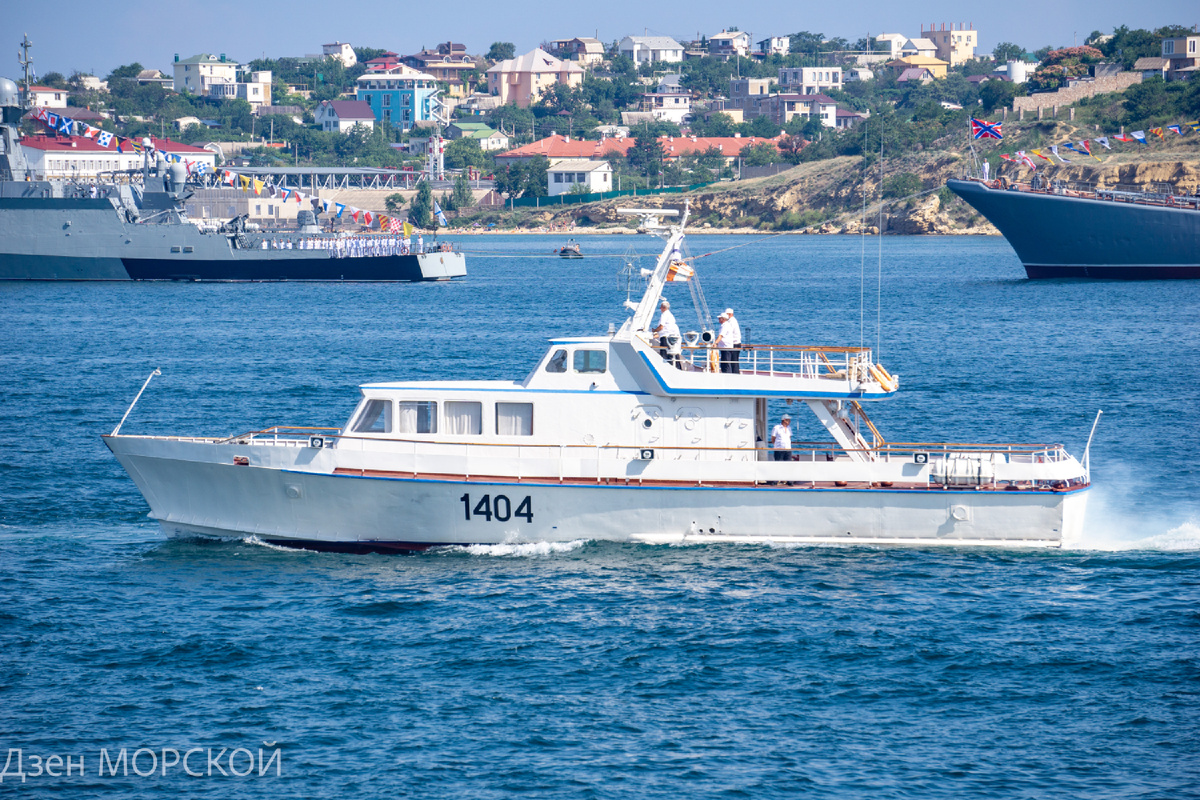 Катер связи Черноморского флота КСВ-1404 типа "Гурзуф" на репетиции парада в честь дня ВМФ, 21 июля 2021 г.