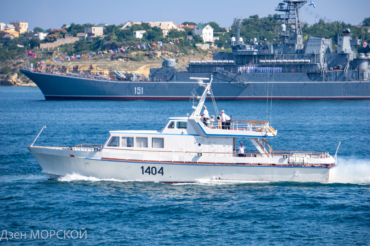 Катер связи Черноморского флота КСВ-1404 типа "Гурзуф" на репетиции парада в честь дня ВМФ, 21 июля 2021 г.