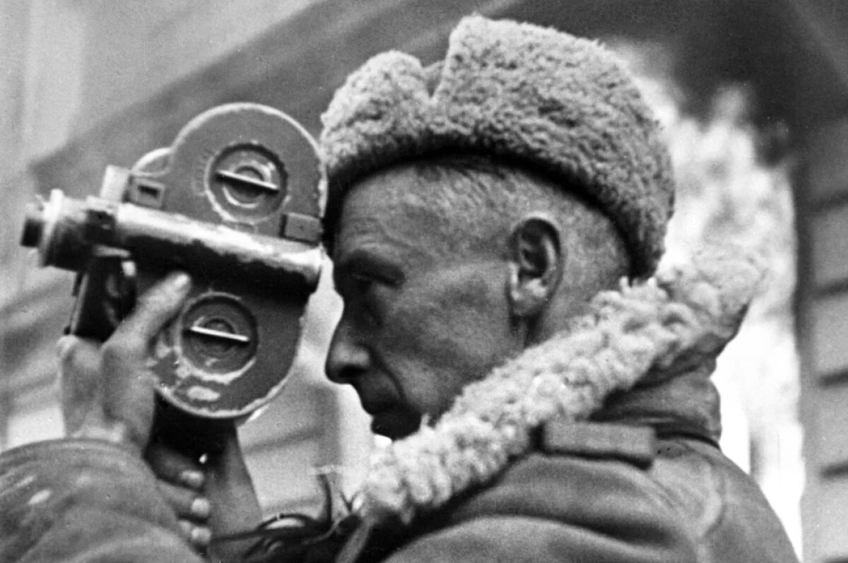    Фронтовой кинооператор Роман Кармен ведет съемку во время штурма Кенигсберга