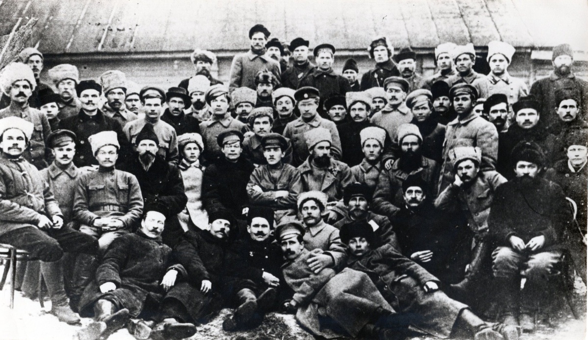 Гдов. Делегаты чрезвычайного съезда Советов Гдовского уезда. 1918 г. фото Гдовского Музея истории края