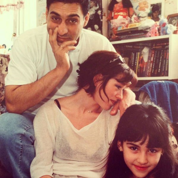 На этом фото явственно видно какие настроения в те года были в семье Кеосаяна и Хмельницкой