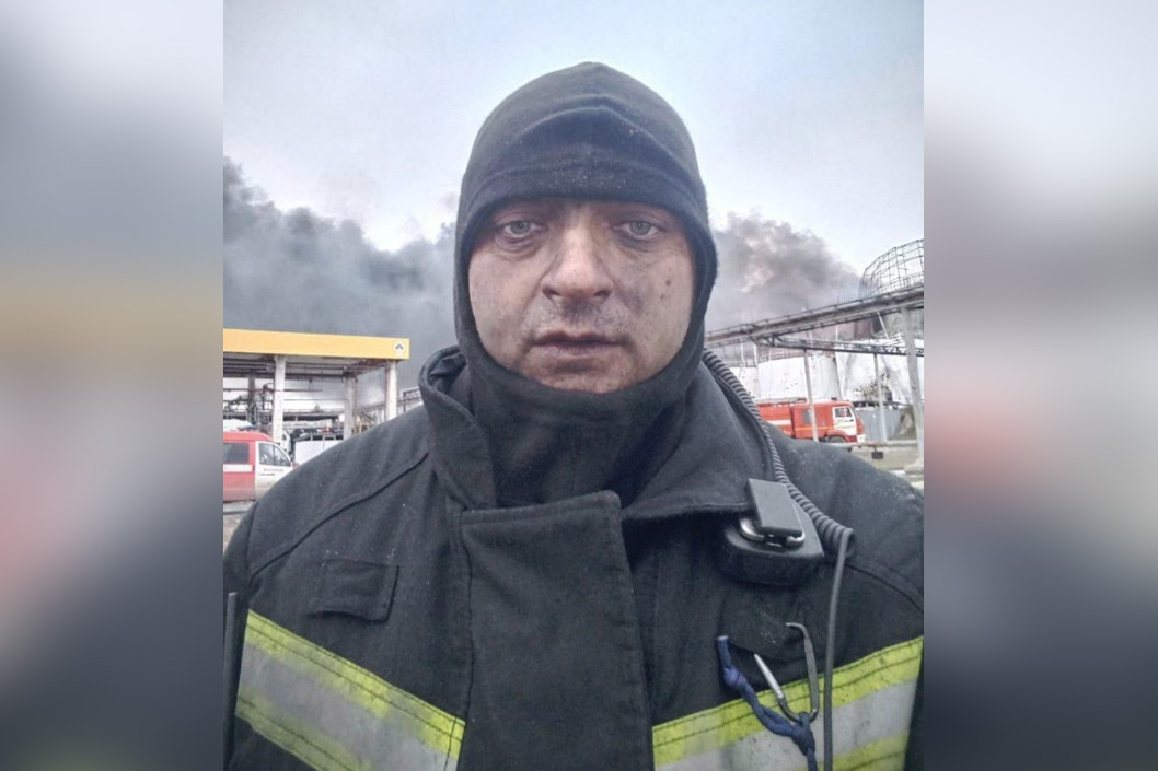 Один из пожарных-героев, тушивших нефтебазу в Воронежской области 