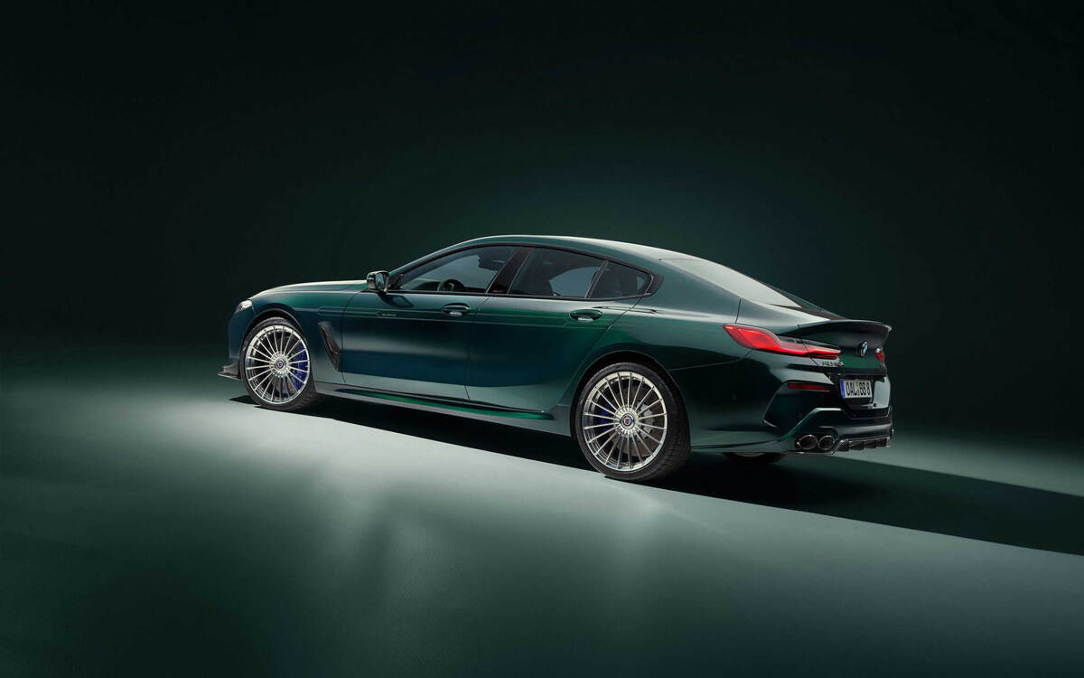 21-дюймовые диски с многоспицевыми колесами и четырехтрубная выхлопная система - одни из отличительных черт Alpina.