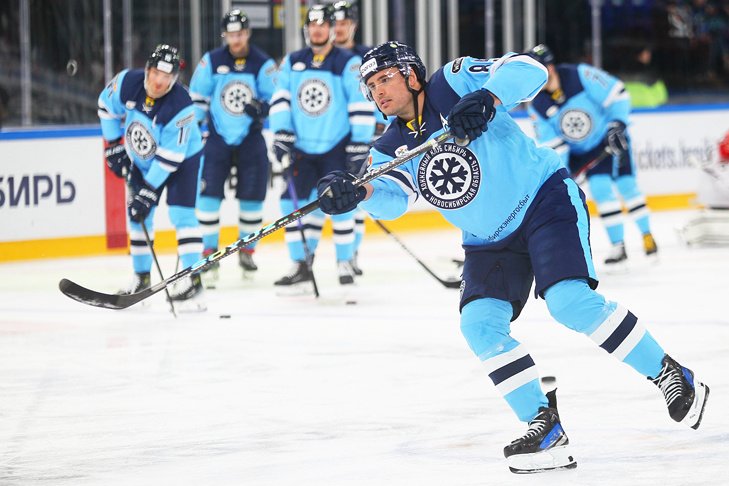    Канадский легионер «Сибири» Тэйлор Бек стал одним из главных героев матча в Челябинске: он забил гол и отдал три результативных передачи. Фото Артема Тиунова