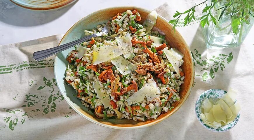 Перловка с лисичками и зеленью