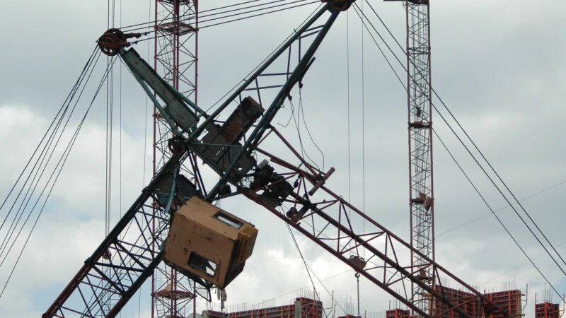     Башенный кран рухнул на пр. Красноармейском в Барнауле. 25.05.2005. Дмитрий Кудрявцев, altapress.ru.