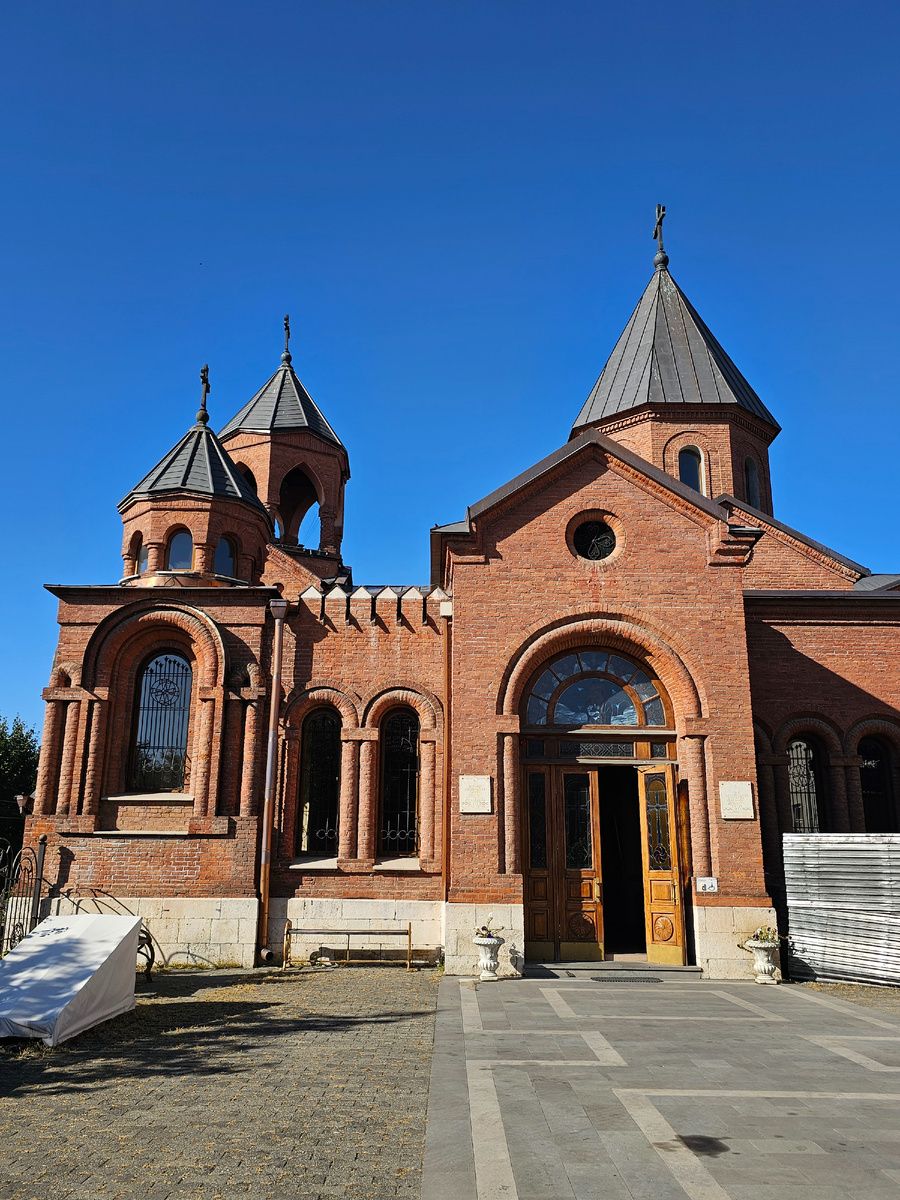 На территории шёл ремонт. Справа скрыт Хачкар и фонтан