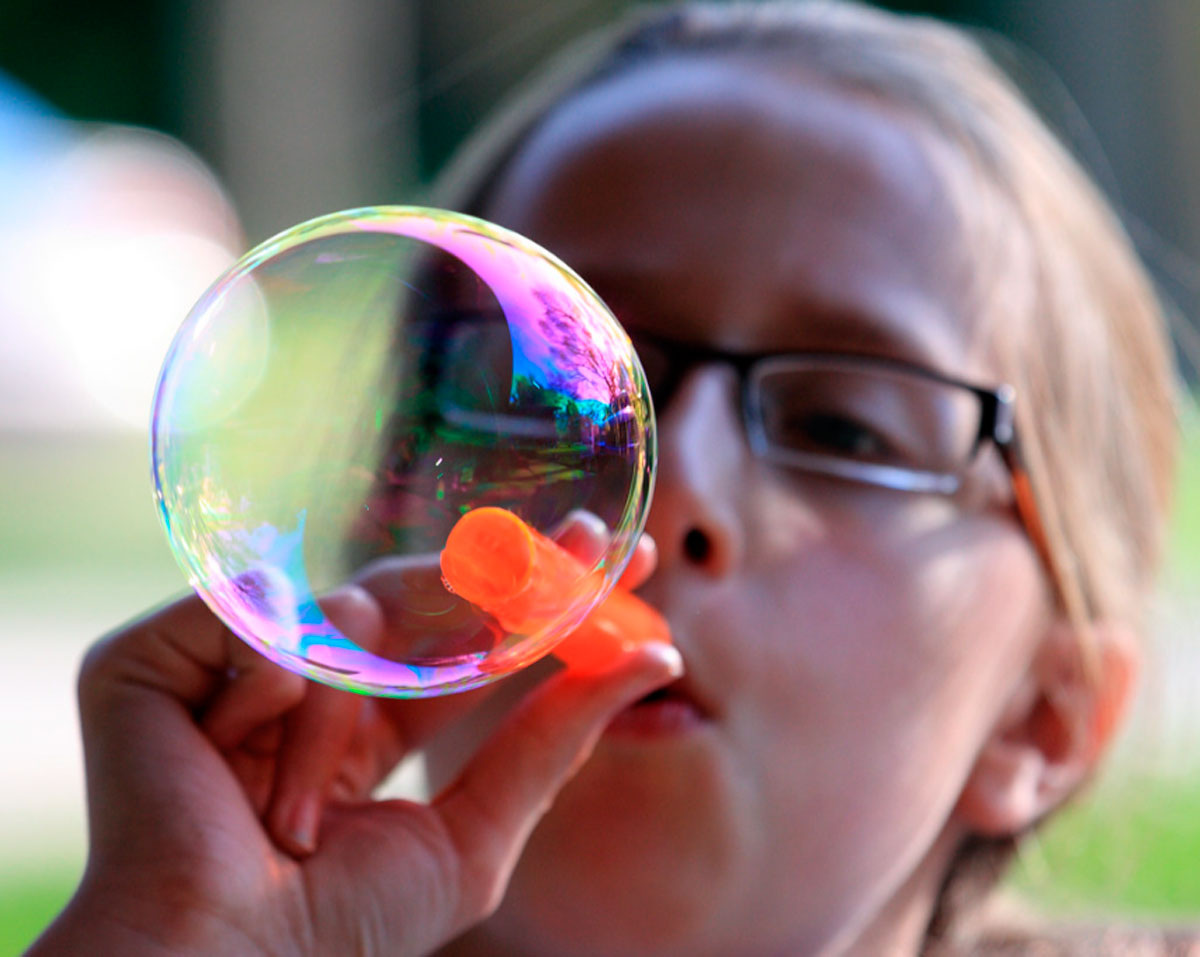 При увеличении количества денег цены на товары и услуги повышаются