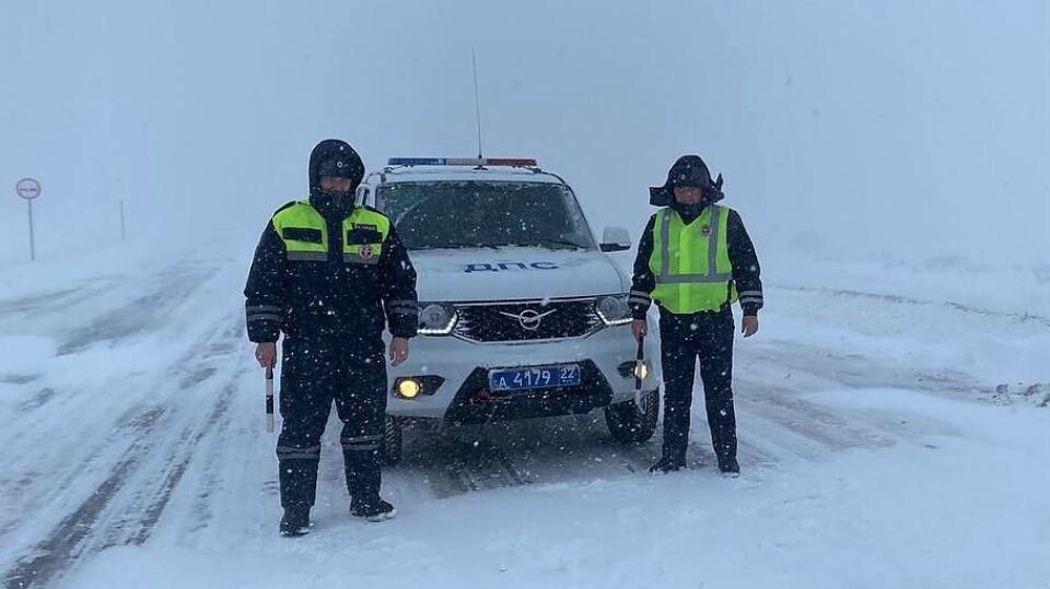    Метель на трассе, ДПС. Источник: Госавтоинспекция Алтайского края