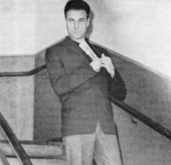 Сташинский во время следственного эксперимента демонстрирует, как происходила ликвидация Степана Бандеры