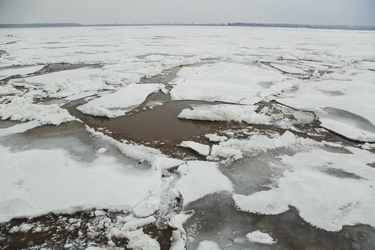    В Сургуте приостановили поиски утонувшего на Оби ребенка из-за непогоды