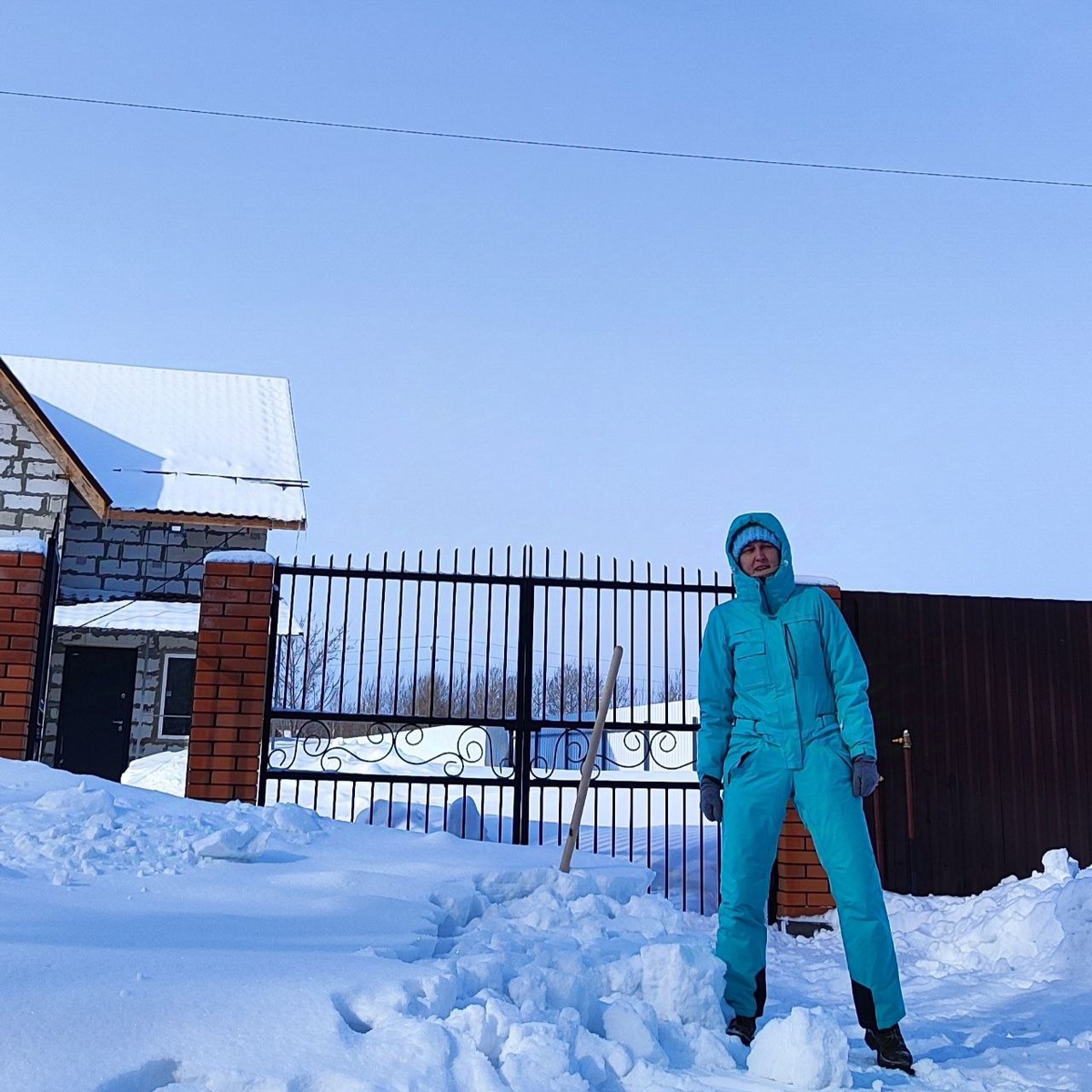 Чистить снег у вашего двора не будет, конечно, никто)))