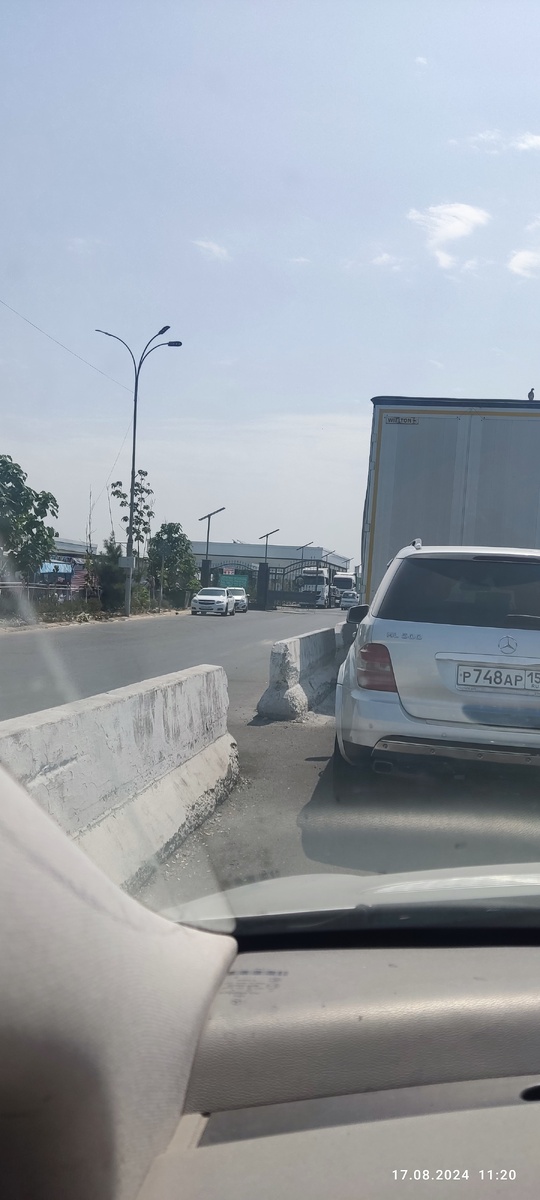 Стоим на границе, ждем когда обед закончится.