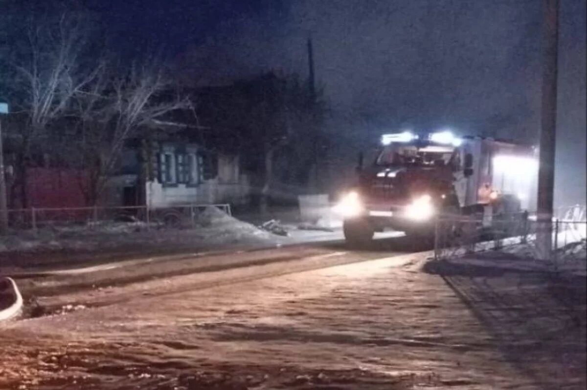    В Минусинске ночью загорелись два деревянных дома