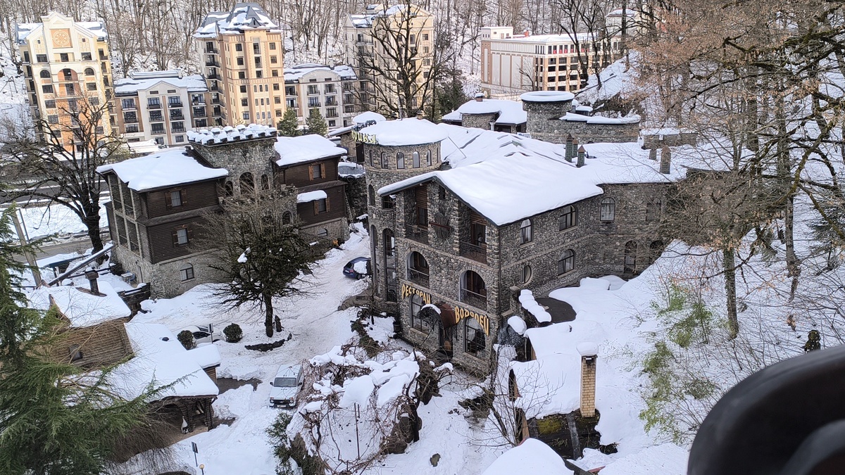 Вид на отель с канатной дороги днём и ночью. Фото: Книга Приключений