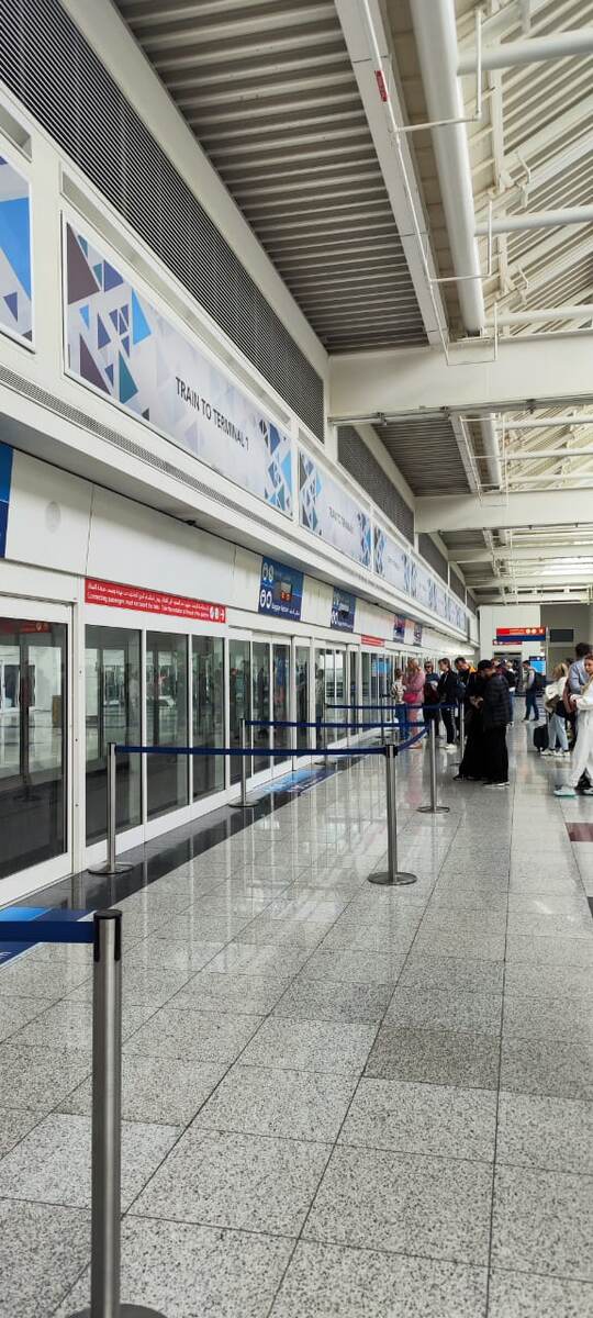 Мы в Дубае, аэропорт, ждем поезд доехать до зоны таможни и выход)
