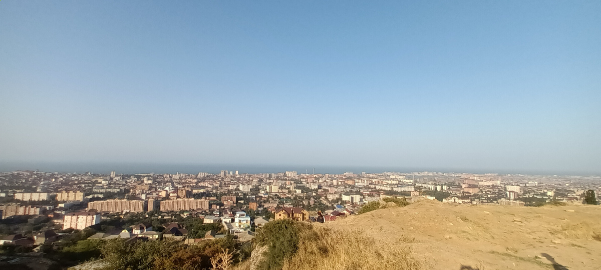 Сразу за Махачкалой хорошая смотровая площадка.