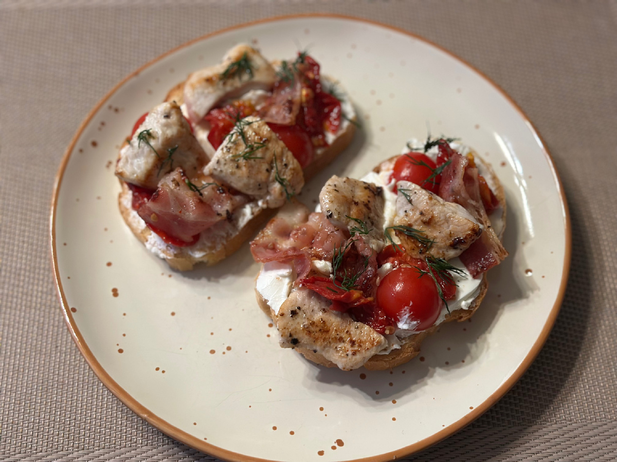 Брускетта с творожным сыром, беконом, индейкой, помидоркой черри и вялеными томатами