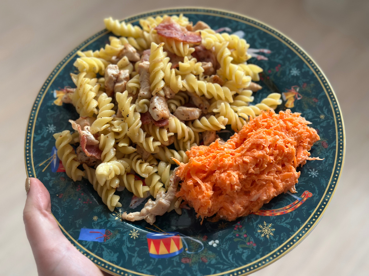 Макароны с индейкой и беконом, морковь с чесноком