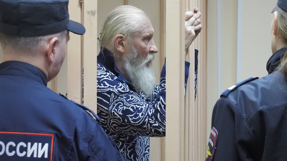 Бывший депутат Государственной думы России Михаил Глущенко, обвиняемый в тройном убийстве, во время заседания Приморского районного суда.📷Фото: Максим Оберег / Коммерсантъ