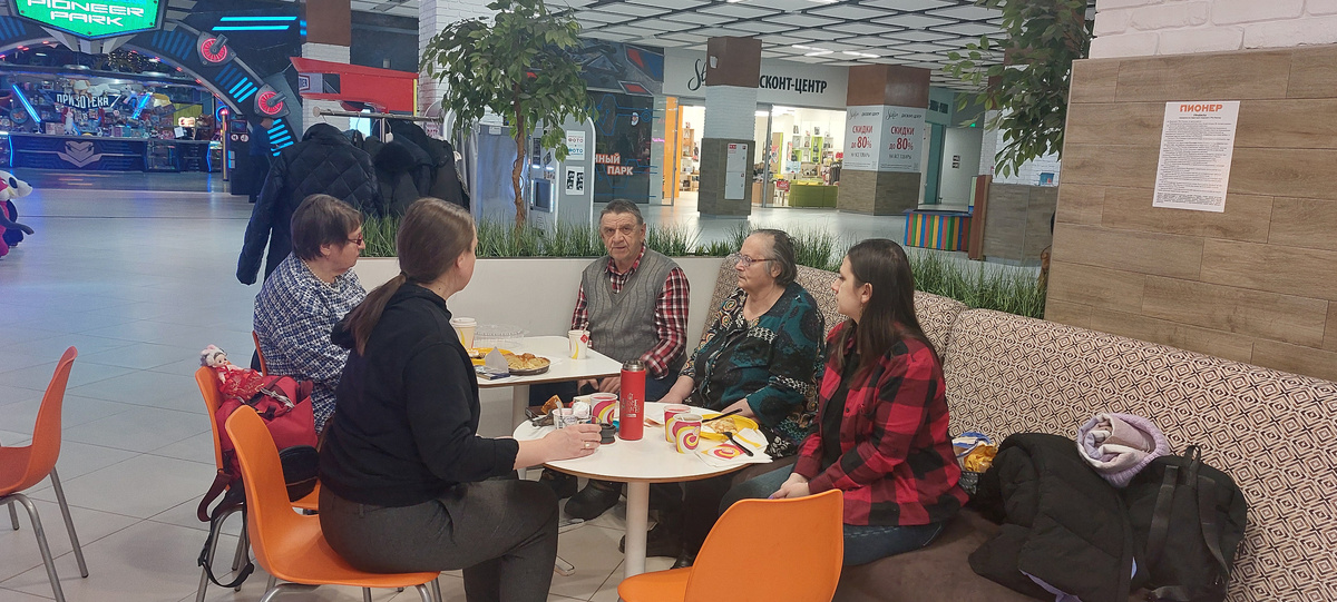 Вот сестра в центре, в очках...