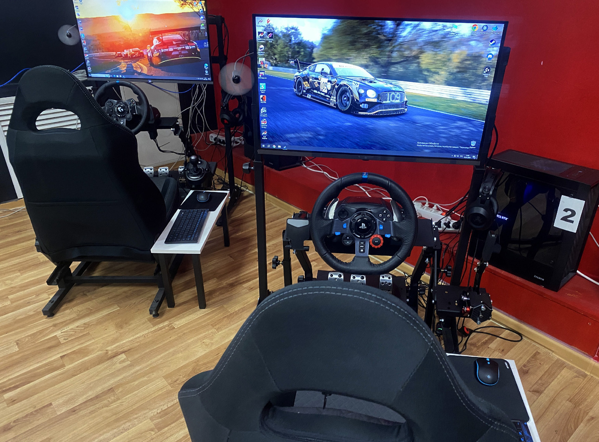 На фото представлен классический облик сетапа для компьютерных гонок: ковш (кресло), системный блок, один или несколько экранов, руль и педали. Ещё опционально добавляют ручник, шифтер переключения передач и т.д.