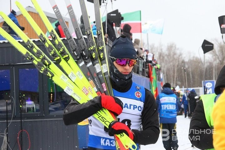 Любишь кататься — люби и лыжи на себе носить . Фото: Михаил Захаров