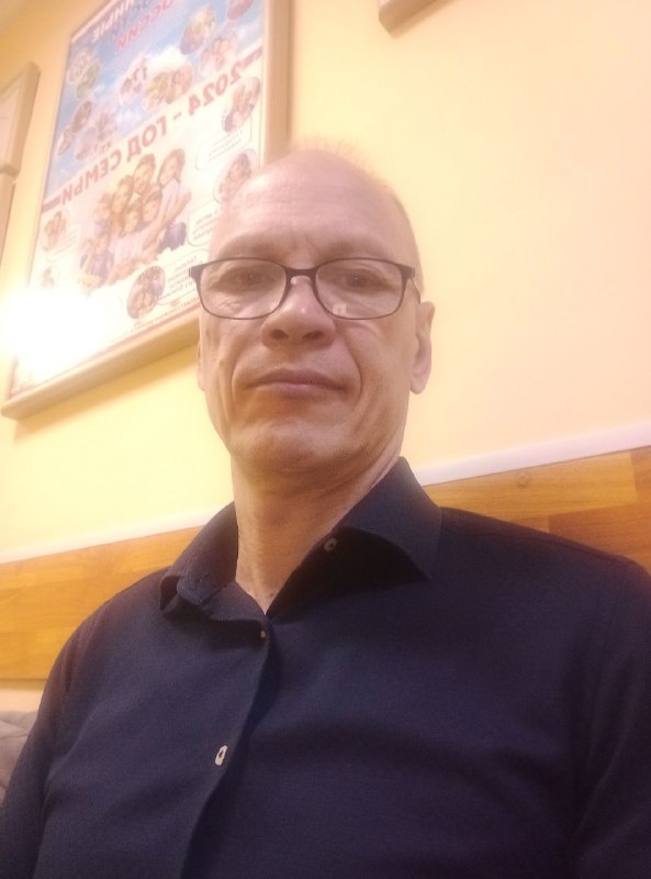 А это я сам в том самом суде, перед заседанием