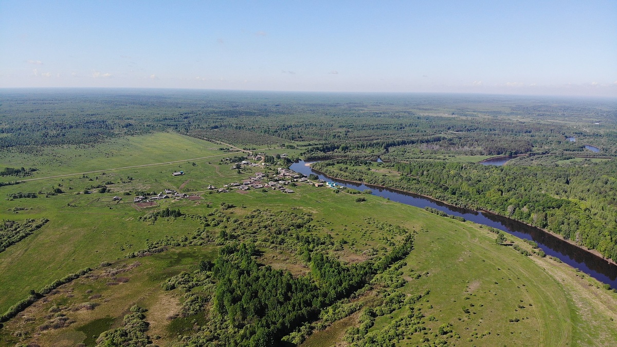 Вид на село Болотовское https://upload.wikimedia.org/wikipedia/commons/thumb/5/57/Болотовское_Алапаевского_района.jpg/1920px-Болотовское_Алапаевского_района.jpg
