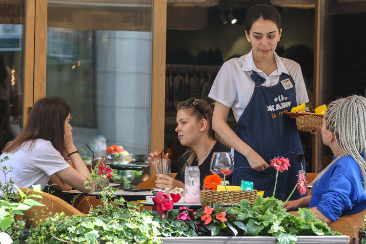    Чтобы удержать маржинальность, многие вынуждены повышать стоимость позиций в меню, но засада и здесь — потребительская способность населения-то не увеличивается.   
Фото: «БИЗНЕС Online»