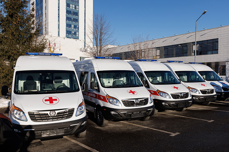    Делегация во главе с раисом РТ Рустамом Миннихановым передала врачам Татарстана ключи от 50 новеньких машин скорой помощи, купленных на средства республиканского бюджета