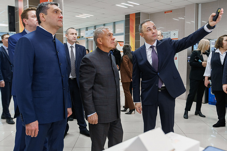    Минниханов в сопровождении министра здравоохранения и гостей обошел выставку, где ведущие медучреждения республики отчитались о своих достижениях