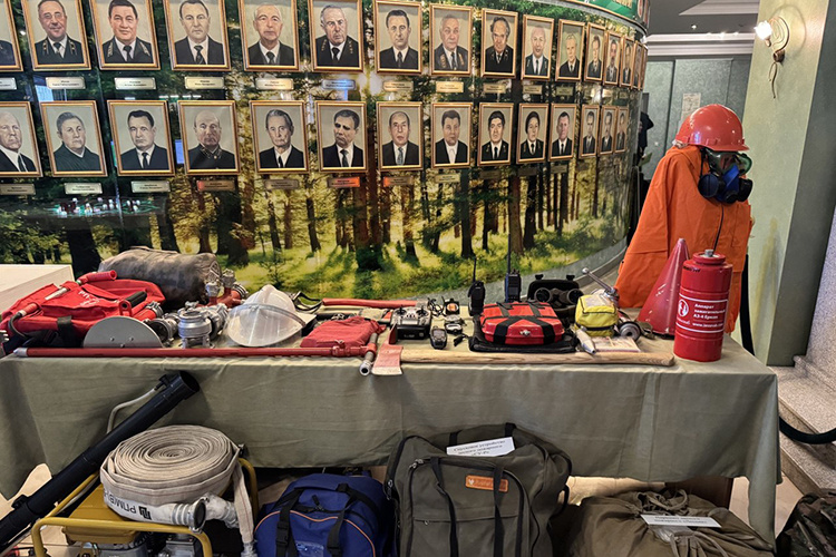    Гостям провели экскурсию по выставке достижений районных лесничеств, показали беспилотники, которые с воздуха отслеживают состояние лесов и следят за пожарами.   
Фото: Земфира Тухфатуллова