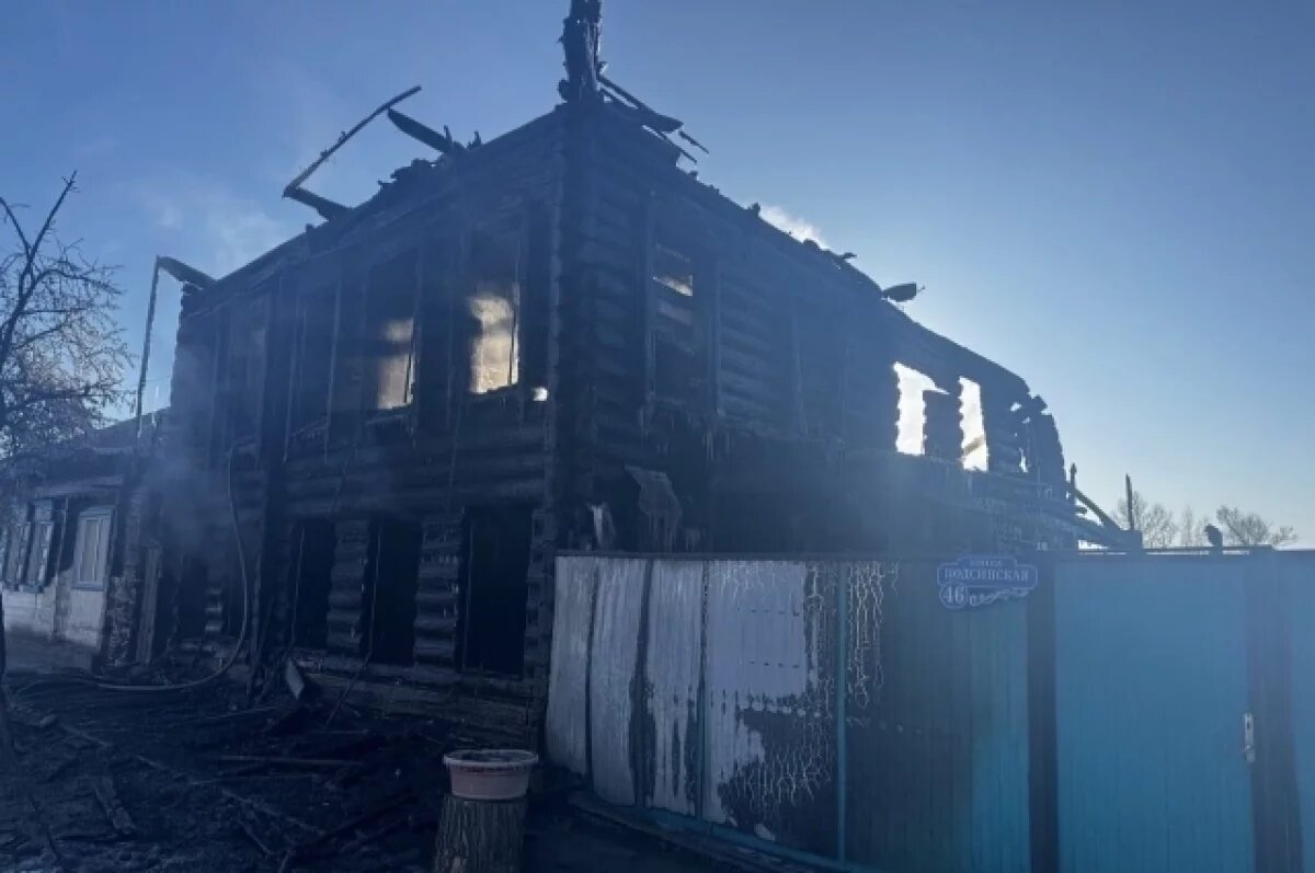    Сгоревший двухэтажный деревянный дом в Минусинске.
