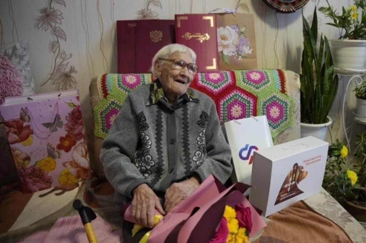   Столетняя тюменка Нина Рафикова вяжет теплые вещи бойцам на СВО