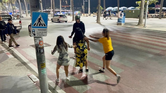 Тайская женщина набрасывается на российского туриста, несмотря на попытки ее спутников вмешаться во время ссоры перед полицейским участком города Паттайя 22 января 2025 года