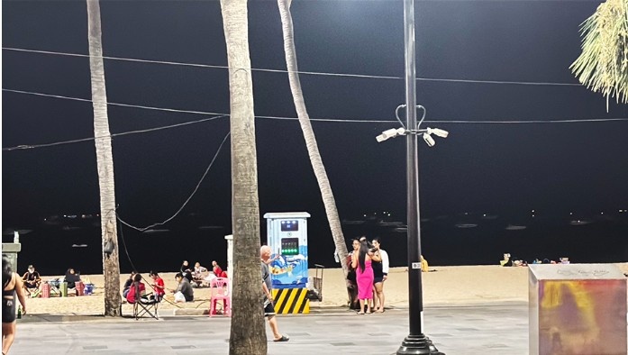 Секс-работники, известные как «призраки кокосовых пальм», вступают в драку под кокосовыми пальмами вдоль Бич-роуд перед полицейским участком города Паттайя 16 декабря 2024 года.