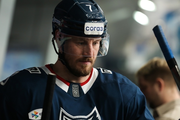    «Нефтехимик» проиграл 12 из последних 13 матчей и идет на 10-м месте в Востоке (на фото — Никита Хлыстов).   
Фото: hcnh.ru