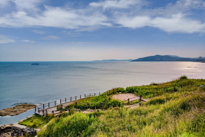 Мягкий климат, целебный воздух и чистейшие песчаные пляжи Вэйхая привлекают местных